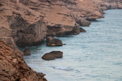 白天在海上形成的褐色岩石
